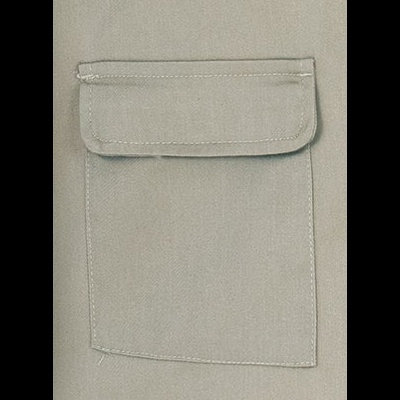 Bolso bege de tecido com aba e costura visível