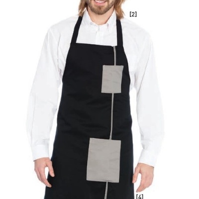 Homem com avental preto com bolsos cinzentos e camisa branca