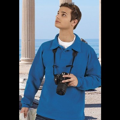 Jovem com polo azul, câmara fotográfica e mapa junto a colunas e mar