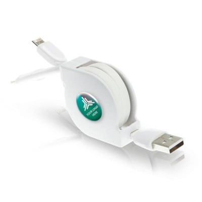 Carregador USB retrátil branco com cabos embutidos e etiqueta verde
