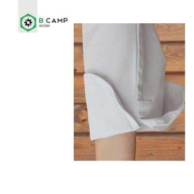 Manga de camisa branca dobrada com logótipo B CAMP WORK