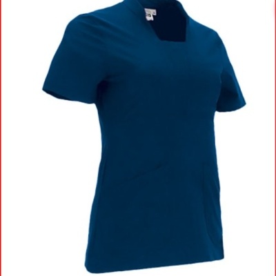 T-shirt azul escuro de manga curta com gola em V e dois bolsos frontais