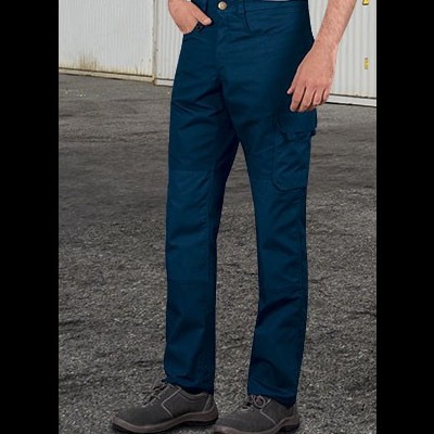 Calças de trabalho azul escuro com bolsos laterais usadas por uma pessoa com sapatos cinza e t-shirt branca