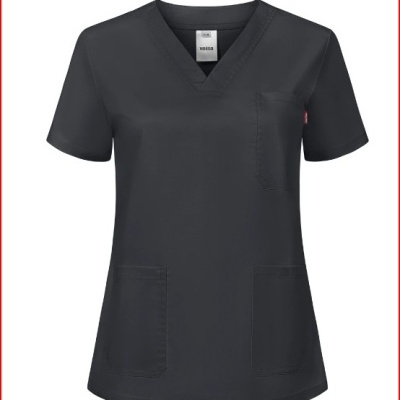 Blusa preta de manga curta com bolsos e decote em V