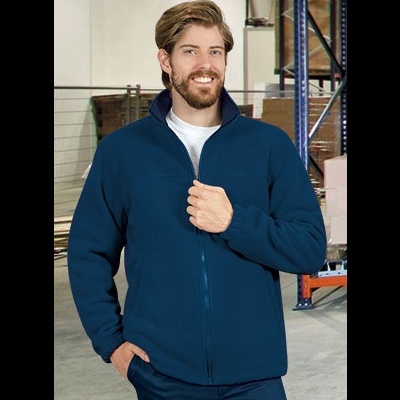 Homem a usar casaco azul escuro em armazém