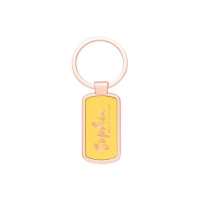 Chaveiro retangular amarelo com aro metálico rosa claro e texto Sophia URBAN FASHION