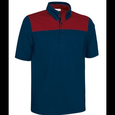 Polo azul escuro com detalhe vermelho no peito e gola com botões