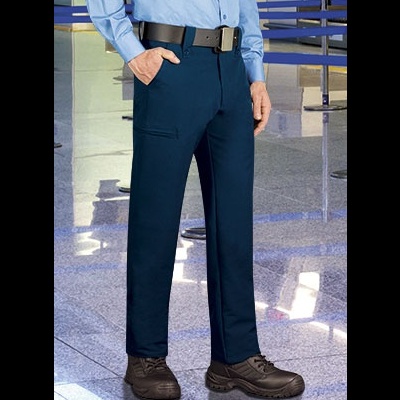 Calças azuis escuras com cinto preto e sapatos pretos em chão de azulejos brilhantes