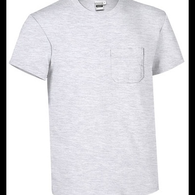 Camiseta cinza clara de manga curta com bolso no peito esquerdo