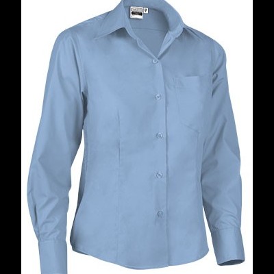 Camisa de mulher azul clara de manga comprida com botões e bolso no peito