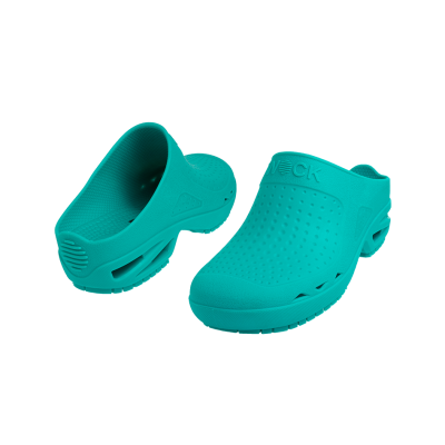 Sapatos tipo clogs turquesa com orifícios e tira ajustável.