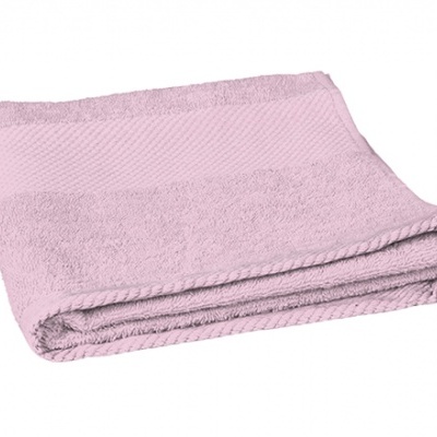 Toalha de banho rosa claro dobrada