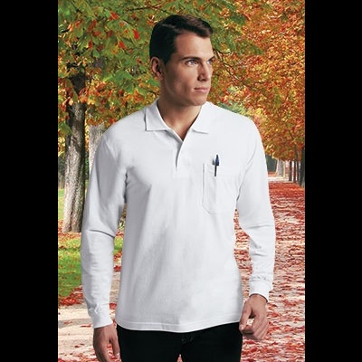 Homem com polo branco de manga comprida em caminho com folhas de outono