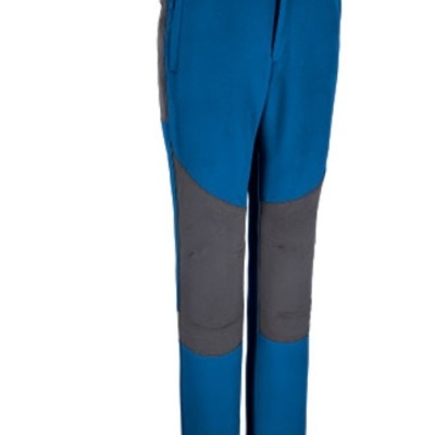 Calças de trekking azuis com reforços cinzentos e bolsos laterais.