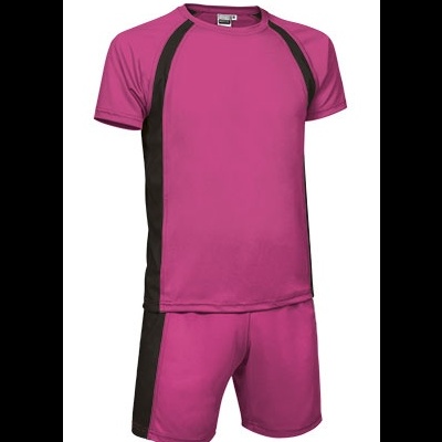 Conjunto desportivo rosa com detalhes pretos, t-shirt de manga curta e calções.