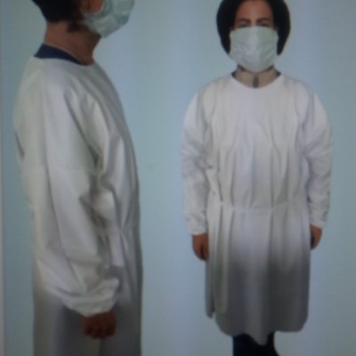 Dois modelos femininos com batas médicas brancas e máscaras contra fundo claro