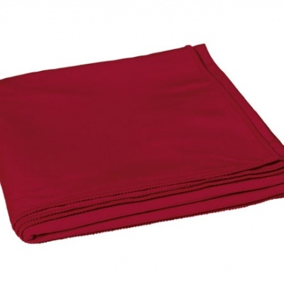 Toalha vermelha dobrada sobre fundo branco