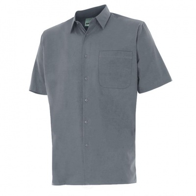 Camisa cinza de manga curta com bolso no peito
