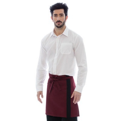 Homem com camisa branca e avental bordeaux com faixa preta