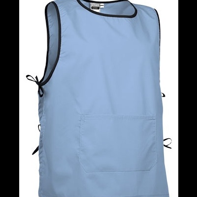 Colete azul claro com bolso frontal e acabamento preto