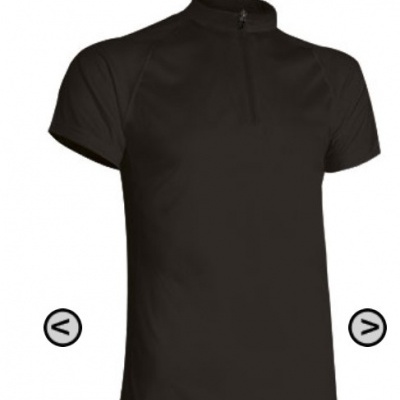 Camiseta preta de manga curta com gola alta e fecho de correr curto