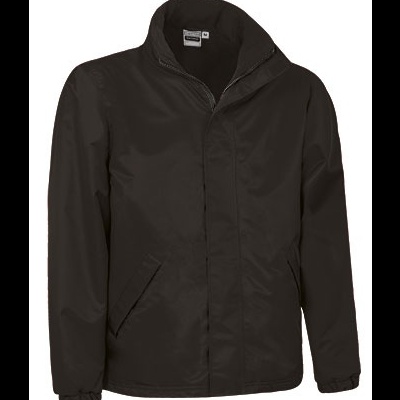 Casaco preto com gola alta e fecho oculto