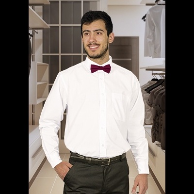 Homem de camisa branca com gravata borboleta vinho em closet