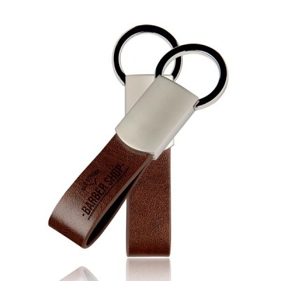 Porta-chaves em pele castanha com argola metálica e texto BARBERSHOP