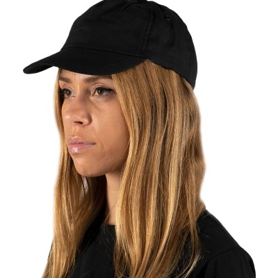 Boné preto em tecido liso com pala curvada, usado por mulher com cabelo loiro.