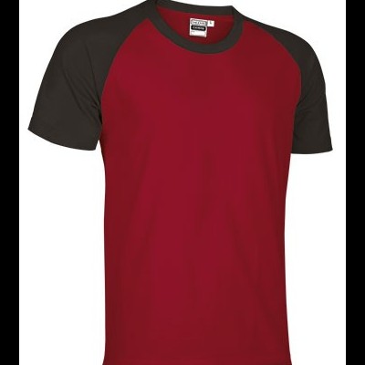 Camiseta de manga curta vermelha e castanha escura com etiqueta interna visível