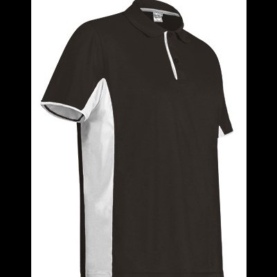 Polo preto com painéis laterais brancos e gola com botão em fundo branco