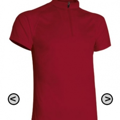 T-shirt vermelha manga curta com gola alta e fecho zip