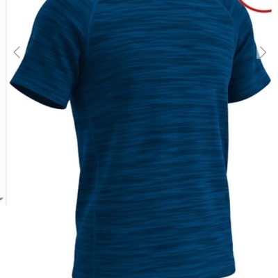 T-shirt desportiva azul escuro com padrão riscas horizontais