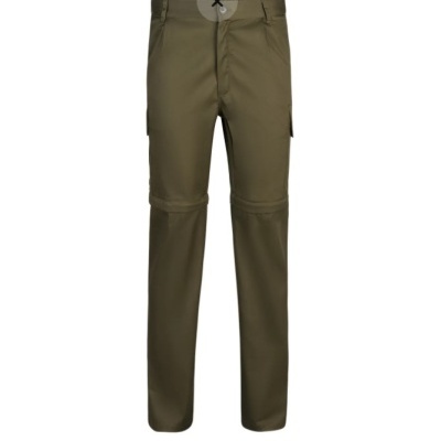 Calças cargo verde-oliva com bolsos laterais sobre fundo branco