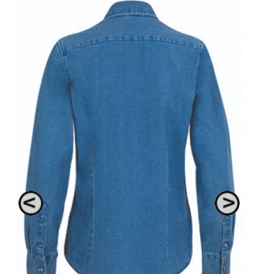 Camisa azul de ganga para mulher vista pelas costas