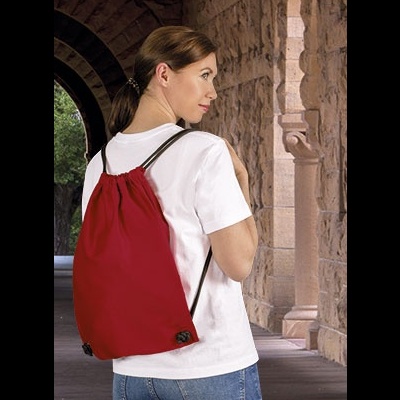 Mochila saco vermelha com cordões pretos numa pessoa