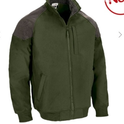 Casaco verde com detalhes cinzentos e bolsos, fecho de correr e gola alta