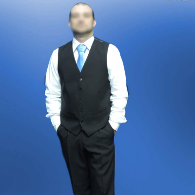 Homem vestido formalmente com colete preto, camisa branca e gravata azul em fundo azul