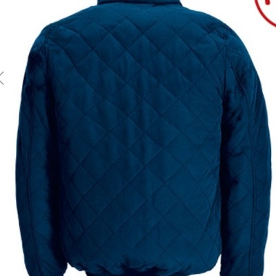 Casaco azul acolchoado com padrão em losangos visto de costas