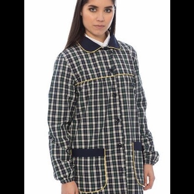 Casaco comprido xadrez azul, branco e verde com gola azul e bolsos grandes, usado por mulher.