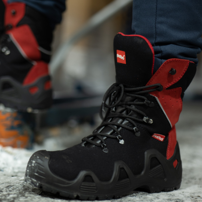 Bota preta e vermelha com atacadores e sola grossa