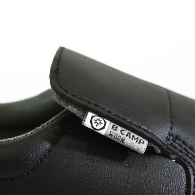 Sapato preto sintético com etiqueta B CAMP HOME em fundo branco