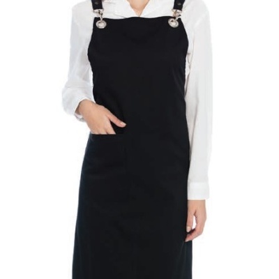 Mulher com avental preto e camisa branca