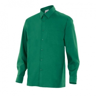Camisa verde escuro de manga comprida, com botões e bolso no peito.