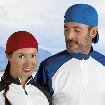 Homem e mulher com camisolas desportivas e gorros coloridos ao ar livre