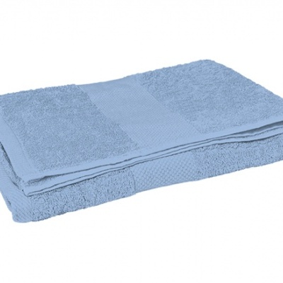 toalha azul clara de algodão dobrada sobre fundo branco