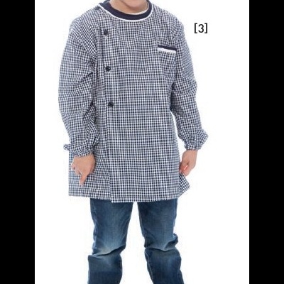 Menino com bata escolar azul e branca xadrez, calças jeans e ténis azuis