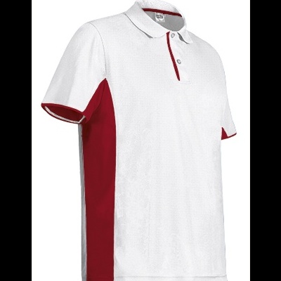 Polo branco com detalhes vermelhos nas laterais e mangas, com colarinho e botões frontais.