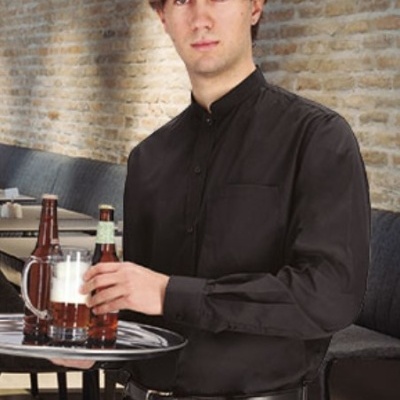 Jovem com camisa preta segurando tabuleiro com cerveja em restaurante