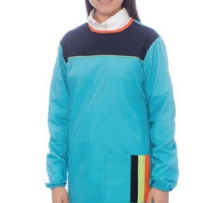 Vestido ou bata comprida azul com detalhes coloridos e gola preta.